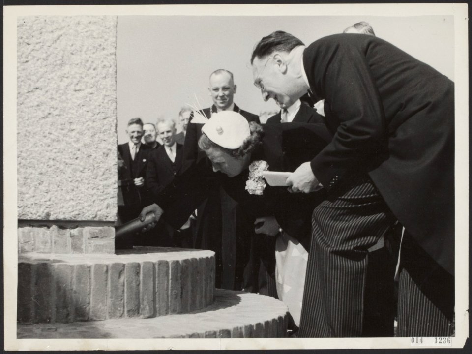 Koninklijk huis, koninginnen, monumenten, metselen, documenten, ministers, Julia, Bestanddeelnr 014-1236