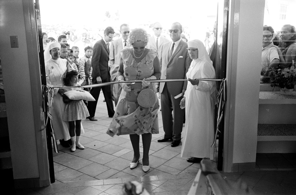 Koninklijk bezoek aan Aruba, koningin Juliana knipt lintj door van de nieuwe kle, Bestanddeelnr 918-2632