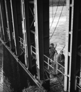 Koninkijke Nederlandse Prinses Irene Brigade in Nederland Maasbrug bij Grave, Bestanddeelnr 934-9722
