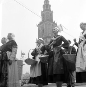 Koninklijk bezoek aan Groningen en Friesland (reportage), Bestanddeelnr 913-8914