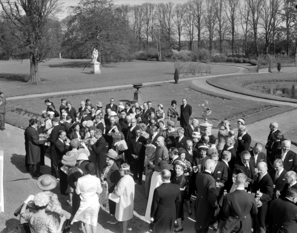 Koninklijk bezoek aan Den Haag (groepsfoto achter het Paleis), Bestanddeelnr 913-9024