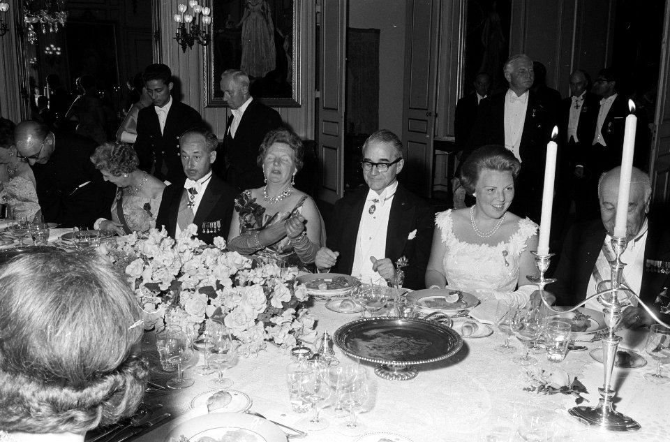 Koninklijk gezin aan diner van Engelse ambassadeur vlnr Prins Bernhard , Pri, Bestanddeelnr 914-0265