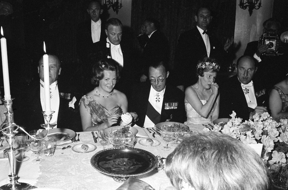 Koninklijk gezin aan diner van Engelse ambassadeur vlnr Prins Bernhard , Pri, Bestanddeelnr 914-0266