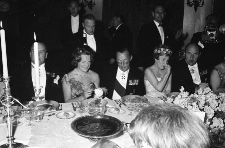 Koninklijk gezin aan diner van Engelse ambassadeur vlnr Prins Bernhard , Pri, Bestanddeelnr 914-0266