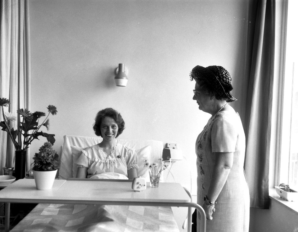 Koningin Juliana praat met een patiënte, Bestanddeelnr 917-8864