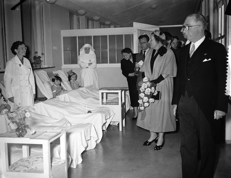 Koningin Juliana praat met patiënten, Bestanddeelnr 906-5777