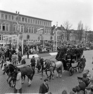 Koninklijk bezoek aan Friesland (defile met koets), Bestanddeelnr 913-8870