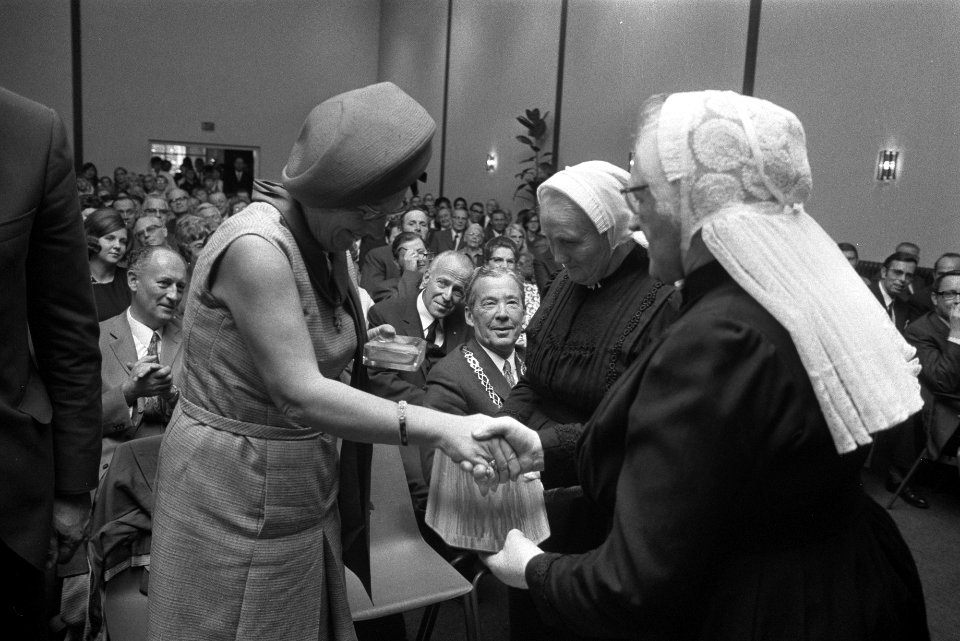 Koningin Juliana praat met dames in klederdracht, Bestanddeelnr 924-9982