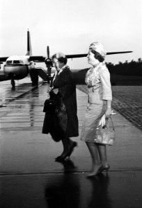Koningin Juliana prins Bernhard en prinses Beatrix vertrokken naar Perzie konin, Bestanddeelnr 915-5900