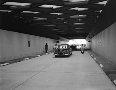 Koningin Juliana rijdt als eerste door de tunnel, Bestanddeelnr 908-9875