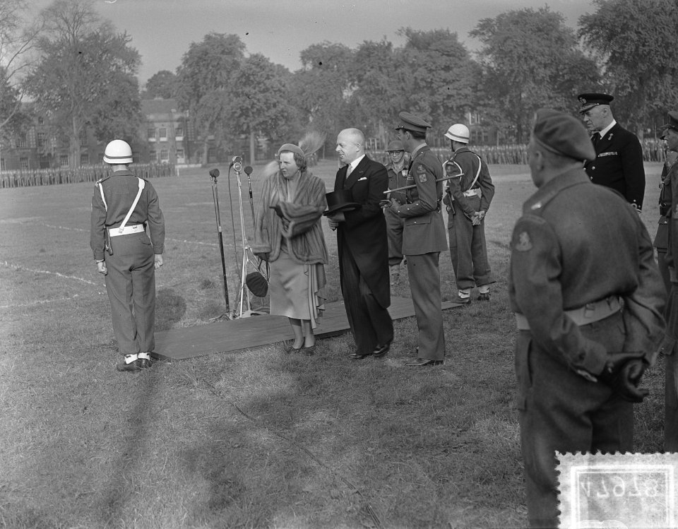 Koningin Juliana reikt vaandels uit aan de Infanterie Kazerne te Amersfoort, Bestanddeelnr 904-7978