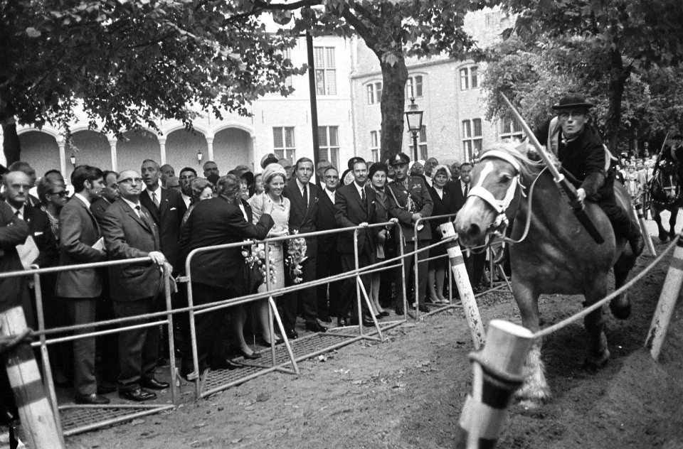 Koninklijk bezoek naar Zeeland. De hoge gasten volgen het ringsteken in Middelbu, Bestanddeelnr 920-7024