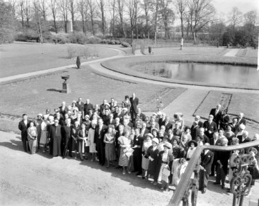 Koninklijk bezoek aan Den Haag (groepsfoto in de tuin bij Paleis), Bestanddeelnr 913-9019