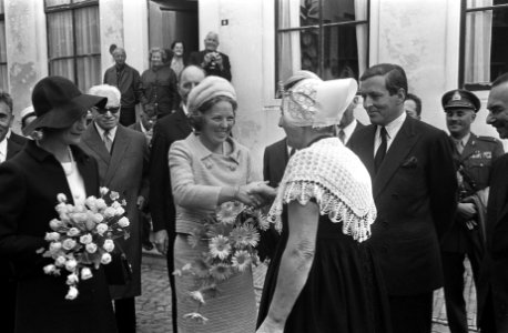 Koninklijk bezoek naar Zeeland. In Veere kregen de hoge gasten bloemen aangebode, Bestanddeelnr 920-7023