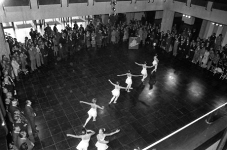 Koningin Juliana opent nieuw provinciehuis Den Haag ballet na opening, Bestanddeelnr 928-2079