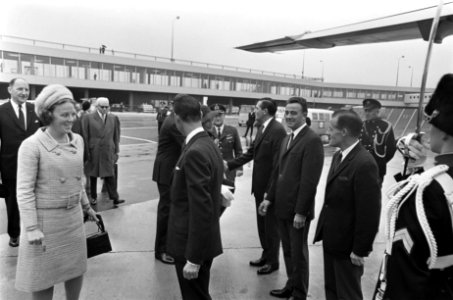 Koninklijk bezoek naar Zeeland. Prinses Beatrix stapt in, Bestanddeelnr 920-7022