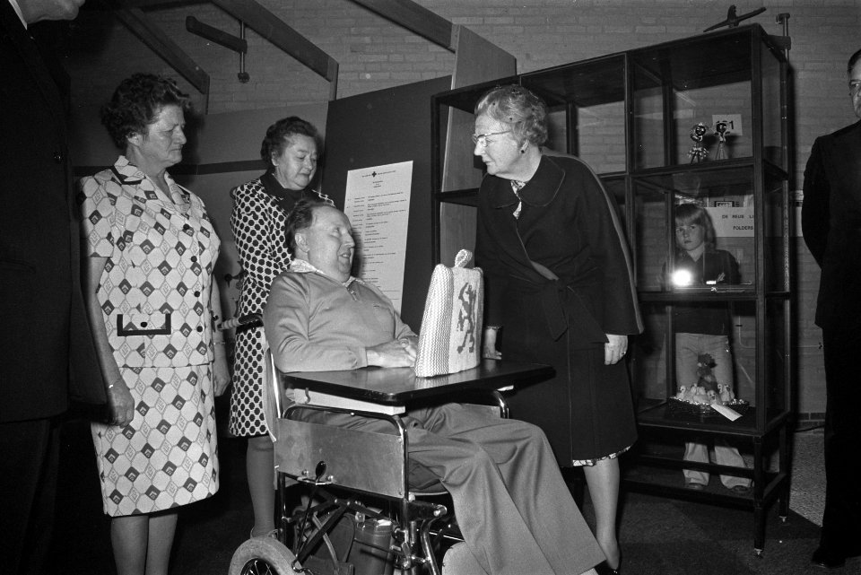 Koningin Juliana opent in Flevohof Welfau Idee 73 , koningin Juliana neemt theem, Bestanddeelnr 926-3730