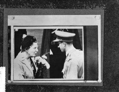 Koninklijk bezoek aan Brussel, aankomst koningin Juliana en begroeting met Konin, Bestanddeelnr 911-2905