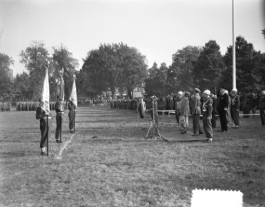 Koningin Juliana reikt vaandels uit aan de Infanterie Kazerne te Amersfoort, Bestanddeelnr 904-7975