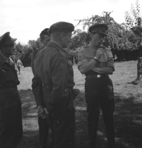 Koninklijke Nederlandse Brigade Prinses Irene. Orne sector officieren in beraad, Bestanddeelnr 934-9689