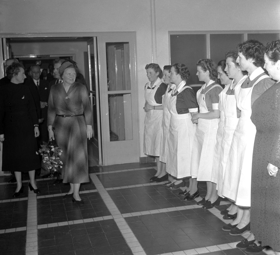 Koningin Juliana opent tehuis Huis en Haard voor ouden van dagen te Arnhem, Bestanddeelnr 905-5061