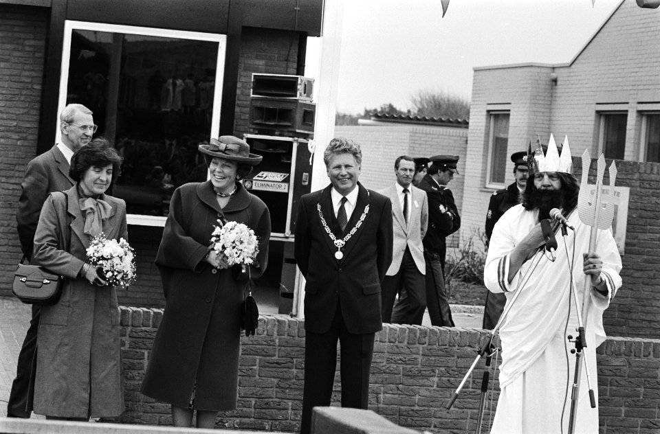 Koninklijk bezoek in Callantsoog Prinses Margriet, Hare Majesteit, Burgemeester, Bestanddeelnr 933-3107