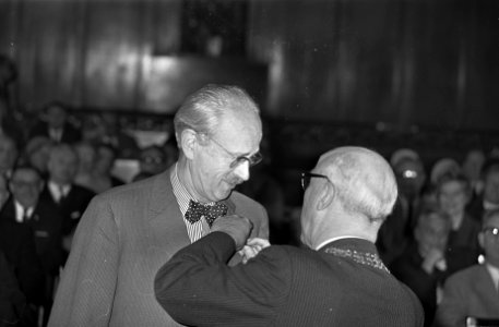 Koninklijke onderscheiding. Burgemeester Samkalden reikt professor dr. K. Ph. Be, Bestanddeelnr 921-2982