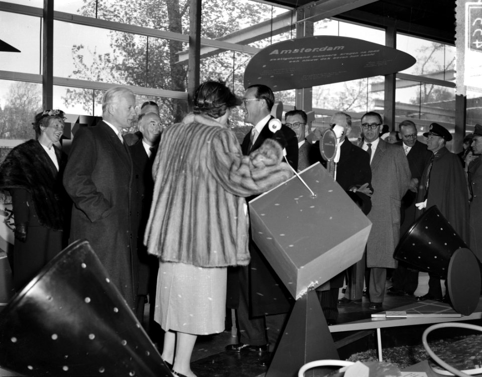 Koningin Juliana opent de manifestatie E55, Bestanddeelnr 907-1433