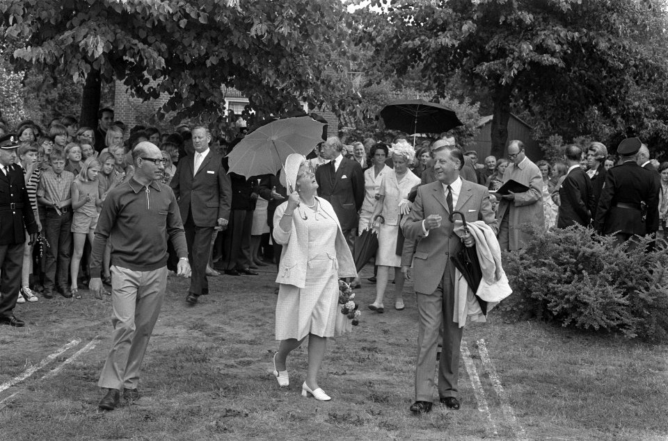 Koningin Juliana opent Synthese Radio Telescoop in Westerbork, Bestanddeelnr 923-6182