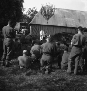 Koninklijke Nederlandse Brigade Prinses Irene. Normandië. Katholieke kerkdienst , Bestanddeelnr 934-9694