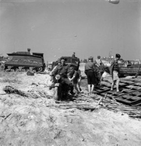 Koninklijke Nederlandse Brigade Prinses Irene. Landing in Normandië een motorri, Bestanddeelnr 934-9671