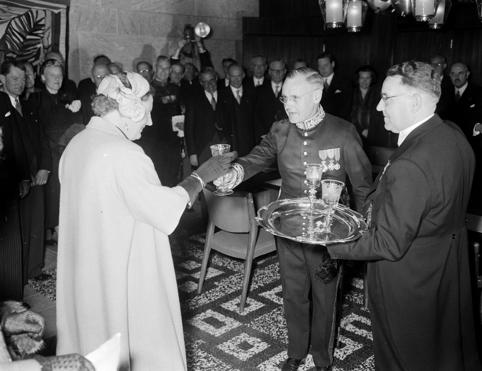 Koningin Juliana opent nieuw Provinciehuis te Arnhem, Bestanddeelnr 906-7197