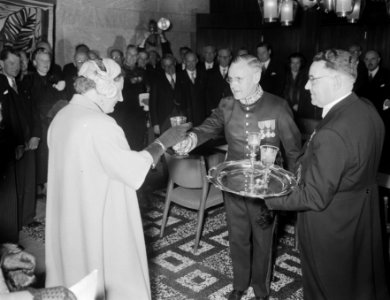 Koningin Juliana opent nieuw Provinciehuis te Arnhem, Bestanddeelnr 906-7197