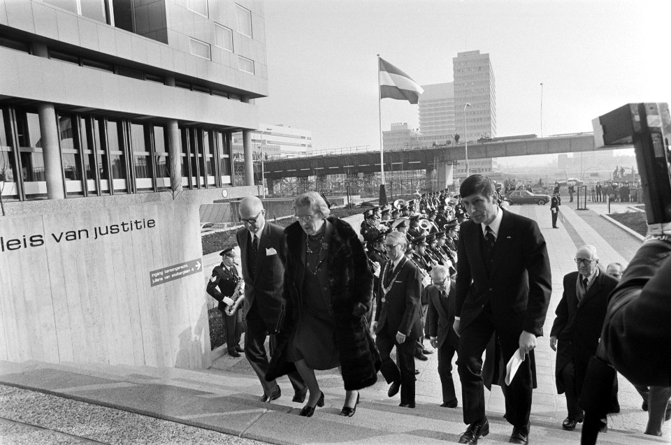 Koningin Juliana opent het nieuwe Paleis van Justitie in Den Haag aankomst Hare, Bestanddeelnr 927-7743