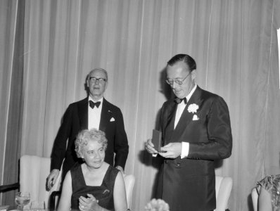 Koninklijke Nederlandse Vereniging Ons Leger biedt prins Bernhard , prins Maurit, Bestanddeelnr 914-0468