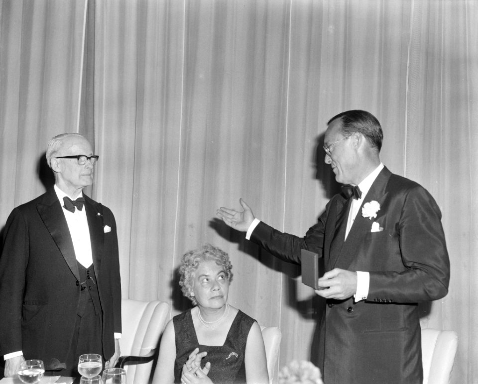 Koninklijke Nederlandse Vereniging Ons Leger biedt prins Bernhard , prins Maurit, Bestanddeelnr 914-0469