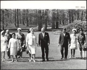 Koninklijk huis, koninginnen, ontvangsten, minister-presidenten, tuinen, Juliana, Bestanddeelnr 015-0630