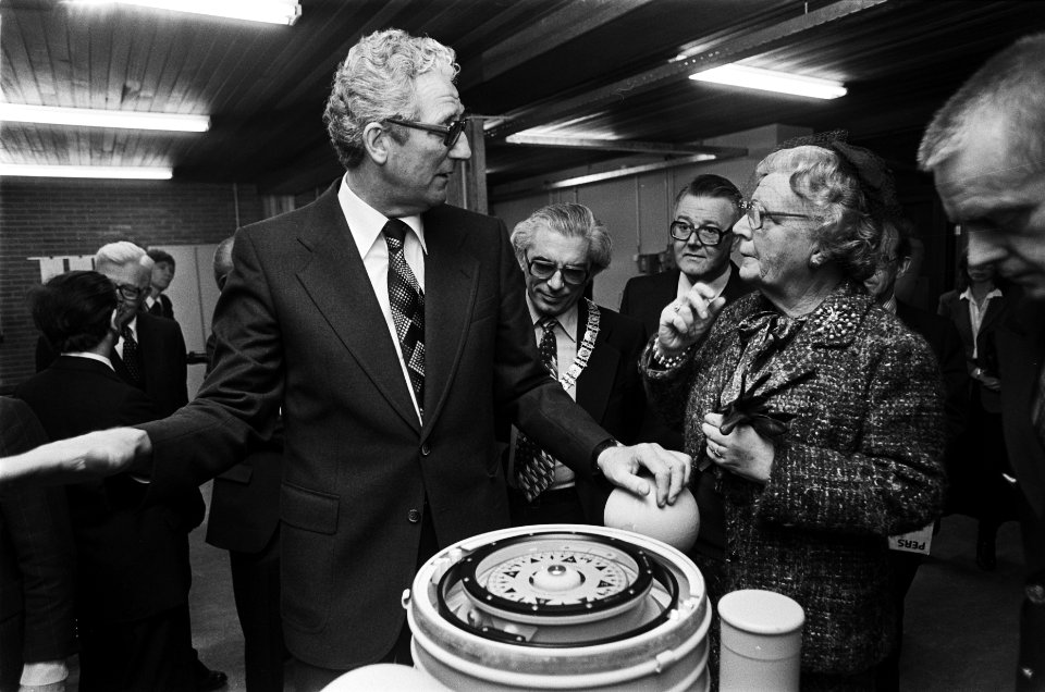 Koningin Juliana opent nieuw gebouw Hogere Zeevaart School in Amsterdam rondgan, Bestanddeelnr 929-6599