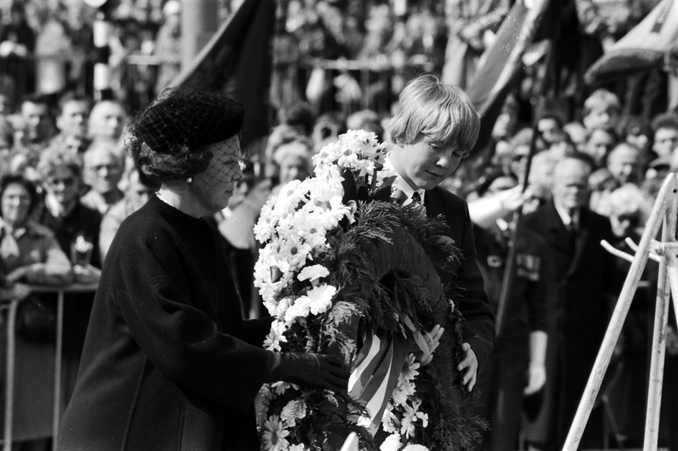 Koninginnen, prinsen, dodenherdenkingen, kransleggingen, Bestanddeelnr 932-5811
