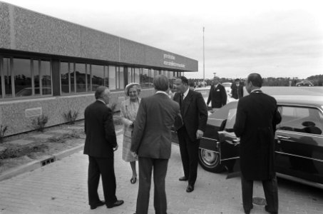 Koningin Juliana opent met telefoongesprek grondstation vo satellietenverkeer in, Bestanddeelnr 926-6774