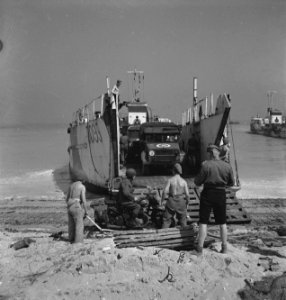 Koninklijke Nederlandse Brigade Prinses Irene. Landing in Normandië voertuigen , Bestanddeelnr 934-9670