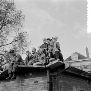 Koninginnedag Rotterdam. Wagenspel van Anna Blaman Coster man oproer opgevoerd, Bestanddeelnr 908-5675