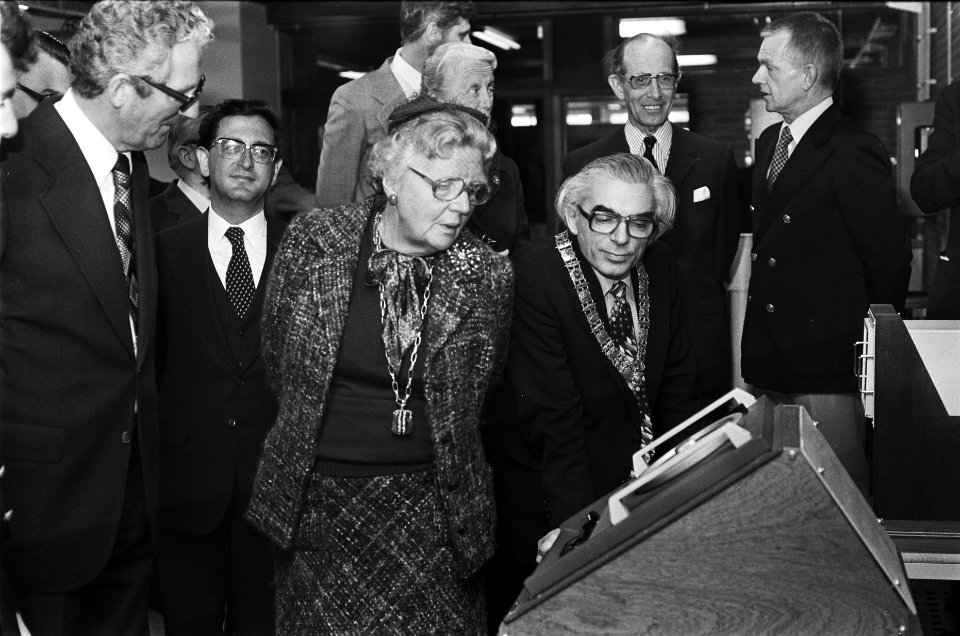 Koningin Juliana opent nieuw gebouw Hogere Zeevaart School in Amsterdam rondgan, Bestanddeelnr 929-6600