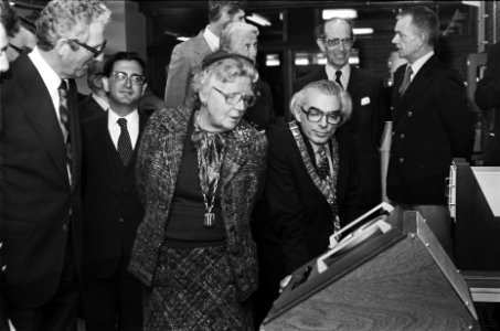 Koningin Juliana opent nieuw gebouw Hogere Zeevaart School in Amsterdam rondgan, Bestanddeelnr 929-6600