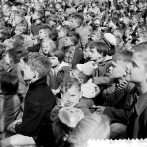 Koninginnedag Rotterdam. Wagenspel van Anna Blaman Coster man oproer opgevoerd, Bestanddeelnr 908-5673