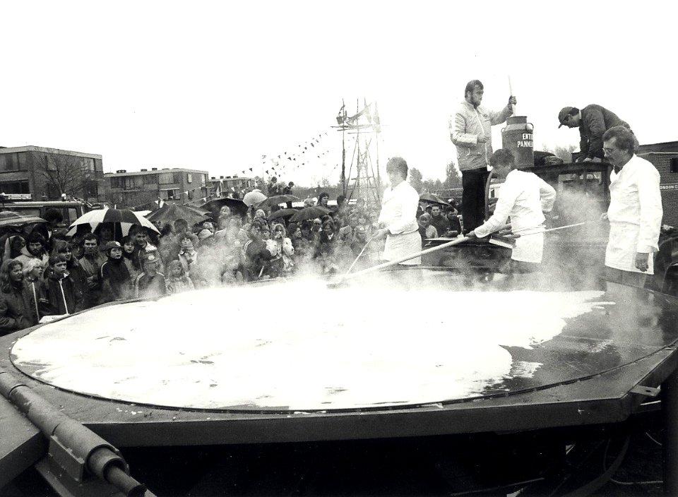 Koninginnedag te Bloemendaal, het bakken van 's werelds grootste pannekoek lokte vele nieuwsgierigen naar het feestterrein aan de Kennemerweg (bij Veen en Duin). Aangekocht in 1982 van fotograaf C. de