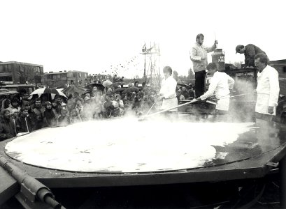 Koninginnedag te Bloemendaal, het bakken van 's werelds grootste pannekoek lokte vele nieuwsgierigen naar het feestterrein aan de Kennemerweg (bij Veen en Duin). Aangekocht in 1982 van fotograaf C. de