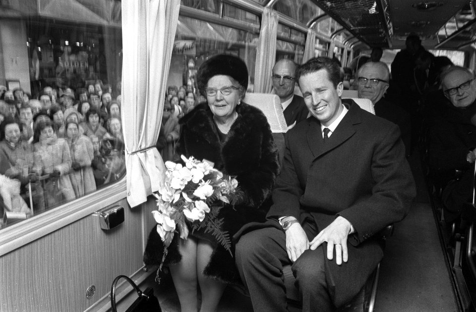 Koninginnen, koningen, openingen, autobussen, Boudewijn, koning van België, Juli, Bestanddeelnr 925-3184
