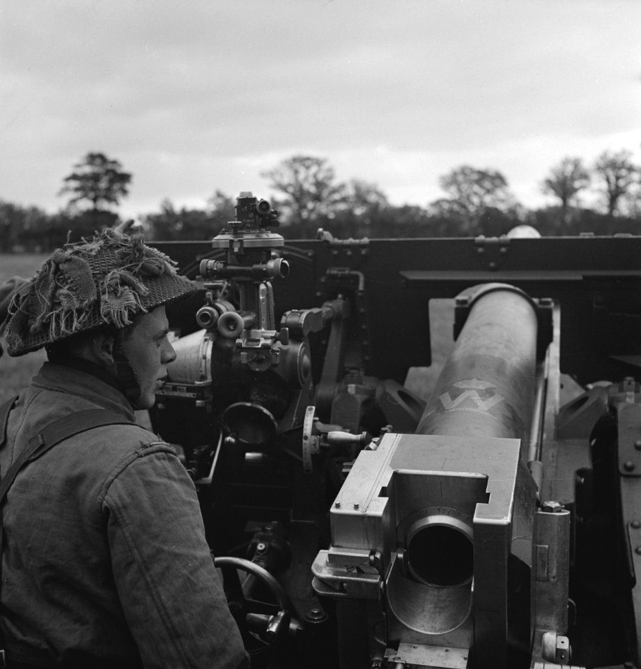 Koninklijke Nederlandse Brigade Prinses Irene in training. Een 25-ponder wordt g, Bestanddeelnr 934-9634