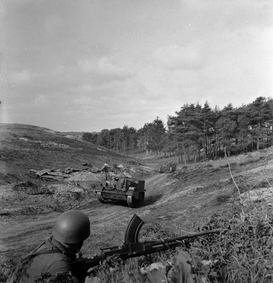 Koninklijke Nederlandse Brigade Prinses Irene in training. Brengun carriers., Bestanddeelnr 934-9633